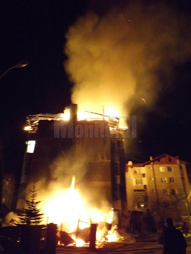Flăcările au cuprins blocul cu patru etaje