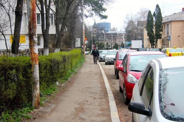 Pe strada Mihai Viteazul sunt amplasate doar trei coşuri de gunoi, şi asta abia la Colegiul Naţional „Petru Rareş”