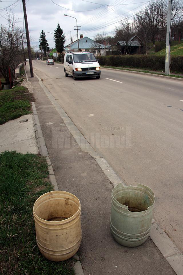 Strada Cernăuţi nu are nici măcar un coş de gunoi