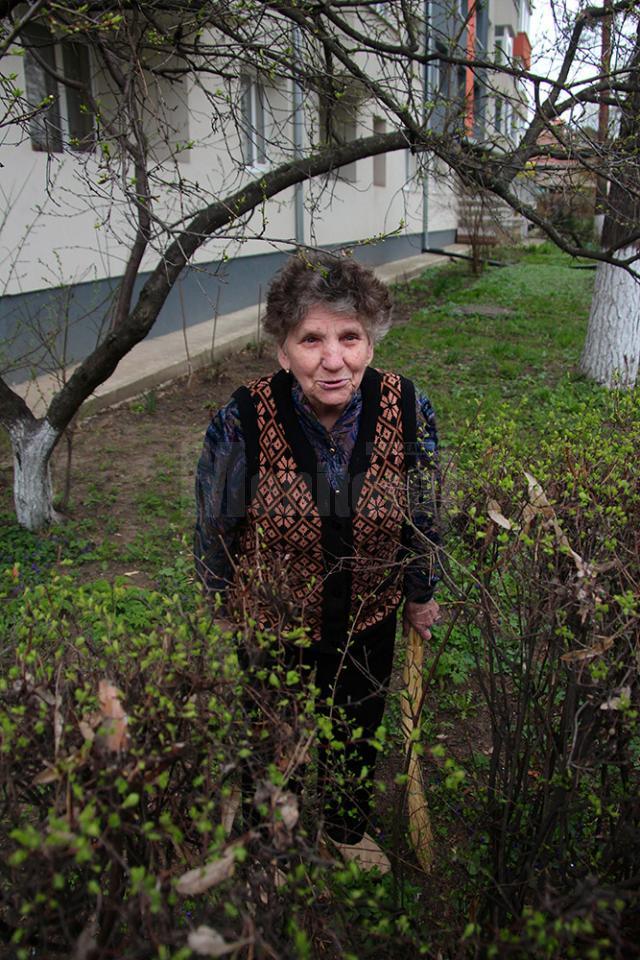 Natalia Nămuleac curăţă adesea spaţiul verde de hârtiile aruncate de trecători