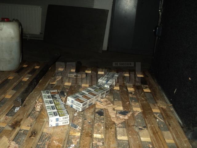 Un autocar care transporta 7.800 de pachete de ţigări de contrabandă, confiscat în Vama Siret