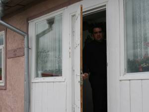 Preotul acuzat, Adrian Cobzaru: „Ziariștii mi-au bătut cu pumnii şi picioarele în uşă”