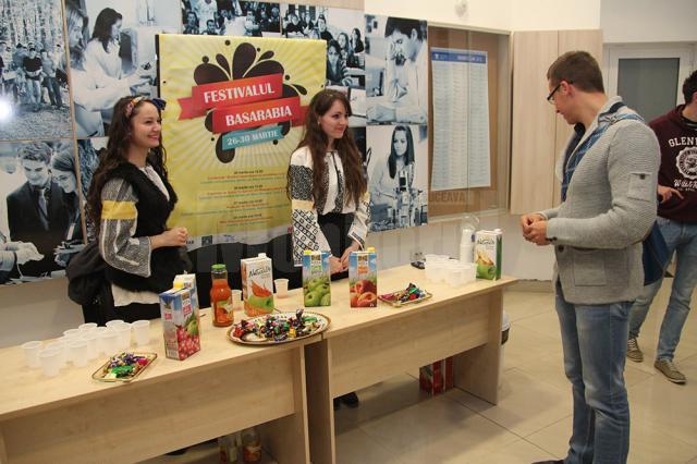 Membri ai GIRB au organizat un stand de produse din Basarabia, la parterul corpului E al universităţii