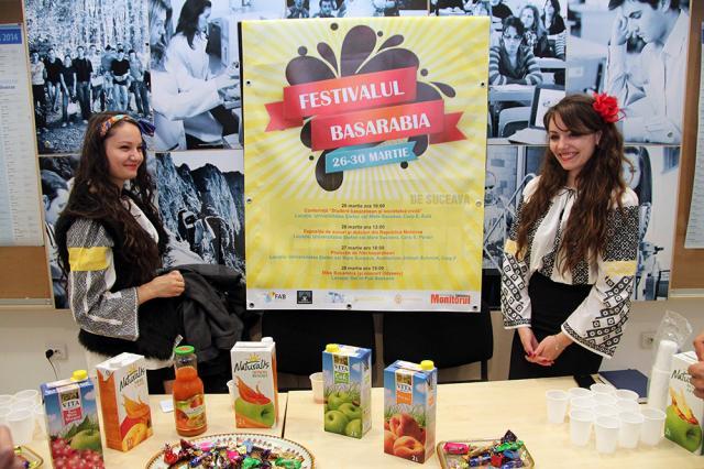 Studenţii basarabeni au promovat dulciurile şi sucurile din Republica Moldova, la Universitatea „Ştefan cel Mare”