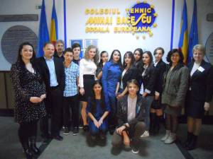 Echipa de elevi si profesori din România împreună cu directorul școlii din Grecia şi doi profesori care au fost la Fălticeni în octombrie 2013
