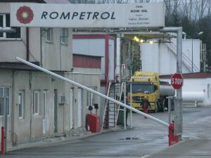 Autocisternă la încarcat în depozitul Rompetrol