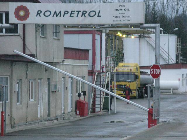 Autocisternă la încarcat în depozitul Rompetrol