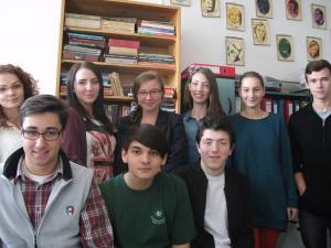 Nouă elevi de la Colegiul „Alexandru cel Bun” din Gura Humorului sunt implicaţi într-un program în parteneriat cu „Schools Across Borders”