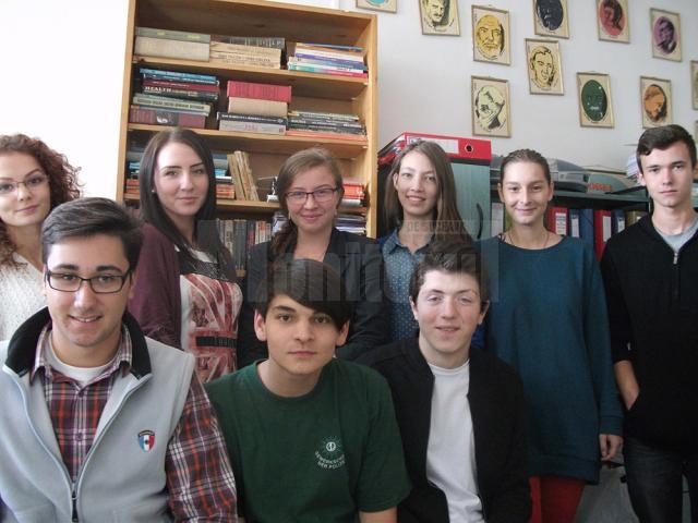 Nouă elevi de la Colegiul „Alexandru cel Bun” din Gura Humorului sunt implicaţi într-un program în parteneriat cu „Schools Across Borders”