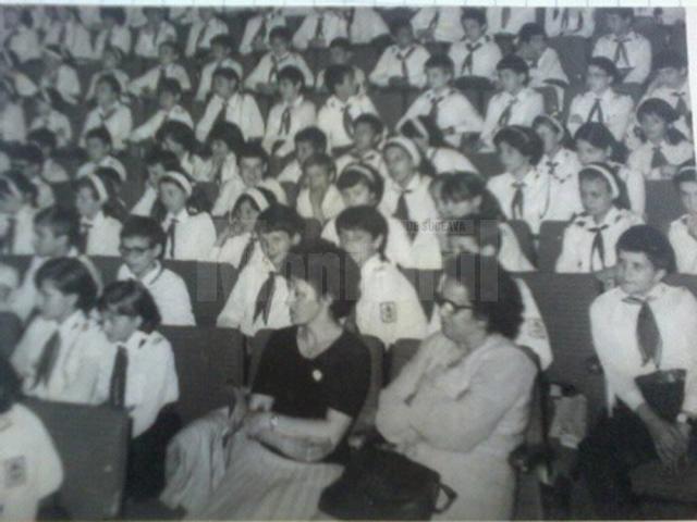 Întrunire din anul 1985 a pionierilor, la Casa de Cultură Suceava