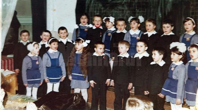Uniforma școlară – haina tinereții ce supraviețuiește de peste un secol în școlile românești