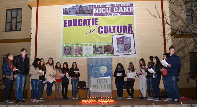 Sâmbătă, în curtea Colegiului „Nicu Gane”, între orele 20,30 şi 21,30, fălticenenii au sărbătorit Ora Pământului