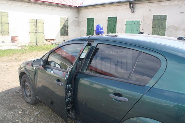 Maşina Politiei de Frontiera lovită de autoutilitara fugarilor şi avariată de groapa din asfalt