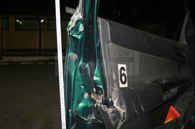 Maşina Politiei de Frontiera lovită de autoutilitara fugarilor şi avariată de groapa din asfalt
