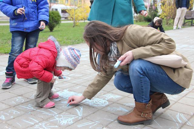 Desene pe asfalt, în parcul central al Sucevei, de Ziua Autismului