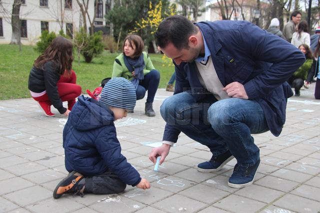 Desene pe asfalt, în parcul central al Sucevei, de Ziua Autismului