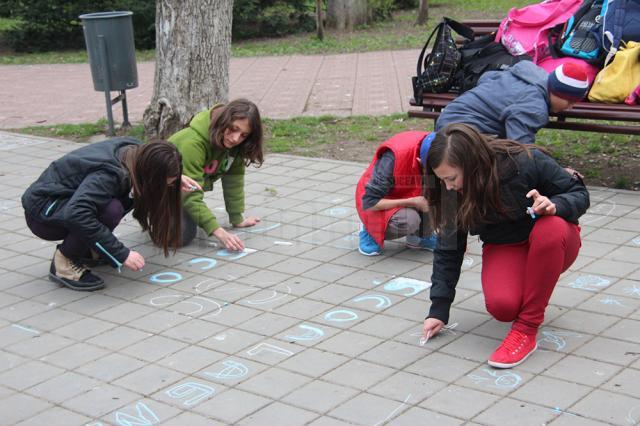 Desene pe asfalt, în parcul central al Sucevei, de Ziua Autismului