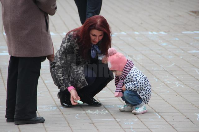 Desene pe asfalt, în parcul central al Sucevei, de Ziua Autismului