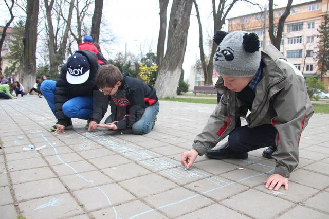 Desene pe asfalt, în parcul central al Sucevei, de Ziua Autismului