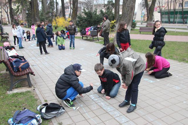 Desene pe asfalt, în parcul central al Sucevei, de Ziua Autismului