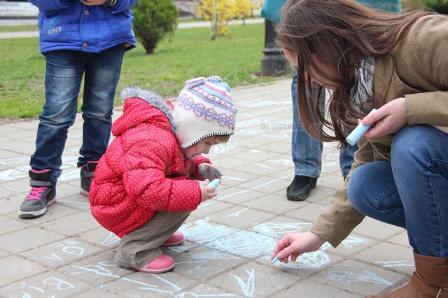 Desene pe asfalt, în parcul central al Sucevei, de Ziua Autismului