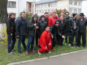Fotografie de grup la sfârşitul sesiunii de plantare de copaci la Fălticeni