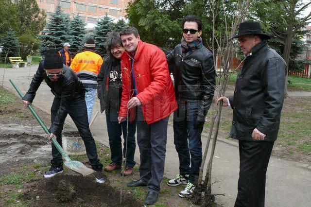 Vedetele au plantat copaci la Fălticeni şi Câmpulung Moldovenesc