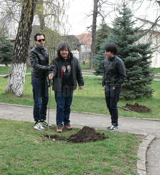 Vedetele au plantat copaci la Fălticeni şi Câmpulung Moldovenesc