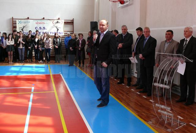 Prezent la inaugurare, senatorul Ovidiu Donţu a ţinut să sublinieze faptul că trebuie să investim cât mai mult în clădirile şcolilor şi în sport