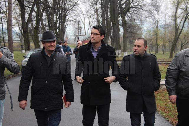 Răzvan Burleanu inspectează Tabara Bucsoaia însoţit de primarul oraşului Frasin, Marinel Balan, şi de preşedintele AJF Suceava, Ciprian Anton