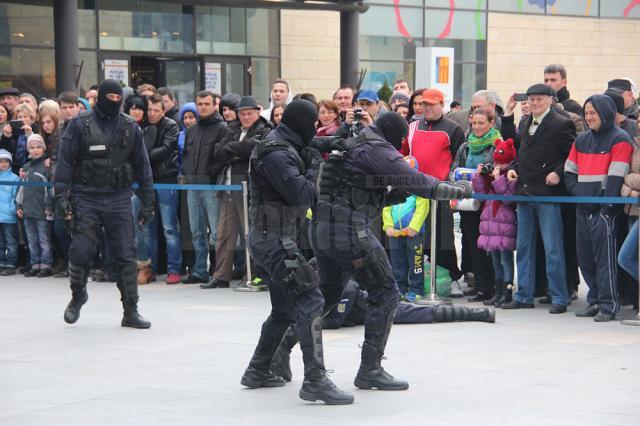 Luptătorii Jandarmeriei au făcut din exerciţiile demonstrative un adevărat show