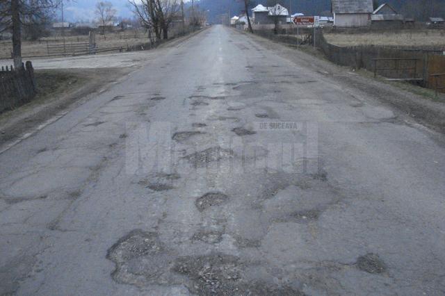 DN 18 în satul Botoş, comuna Ciocăneşti