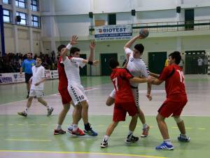 Echipa de handbal juniori II LPS Suceava (alb) a reușit să se califice la turneul final