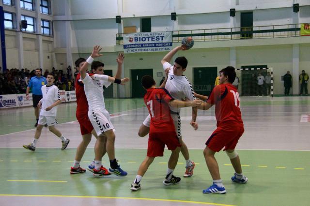 Echipa de handbal juniori II LPS Suceava (alb) a reușit să se califice la turneul final