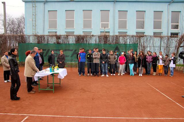 Startul turneului de tenis organizat în „Săptămâna altfel” s-a dat ieri la baza Unirea