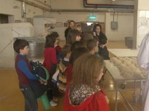 Elevii au asistat la procesul de fabricare a pâinii