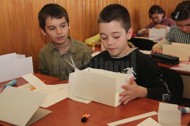 La prima lecţie, elevii clasei a III-a C, de la Şcoala Gimnazială Nr. 1 din Suceava au construit fiecare câte o casă pentru un omuleţ LEGO