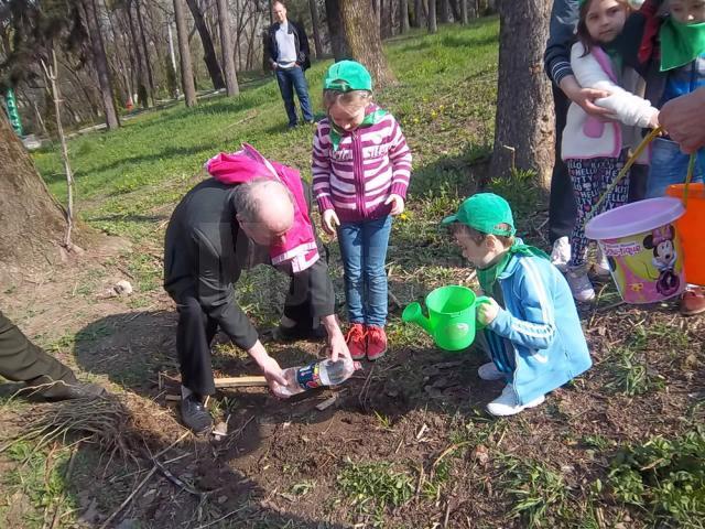 Micuţii au udat puieţii, au acoperit gropile, au tasat solul şi au ales copăcei de care vor avea grijă