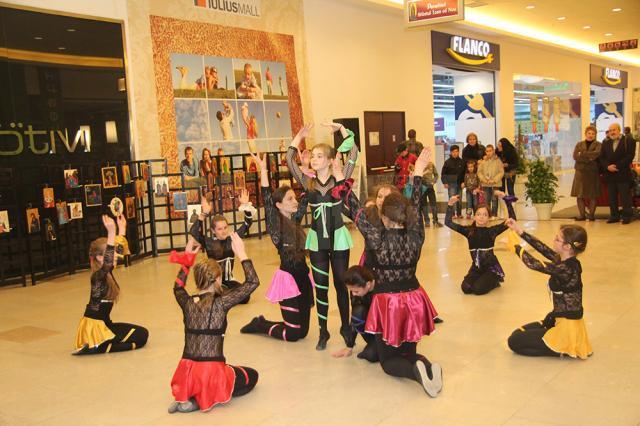 Dans modern cu fete de la Palatul Copiilor