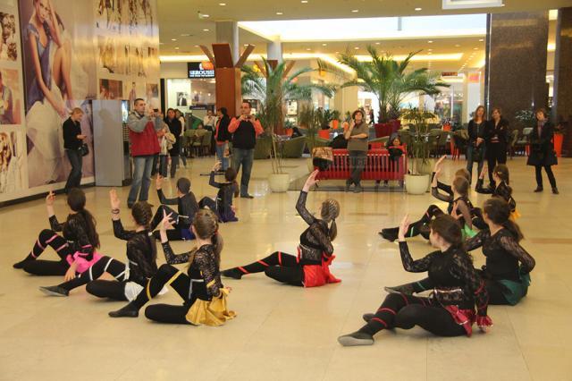 Dans modern cu fete de la Palatul Copiilor