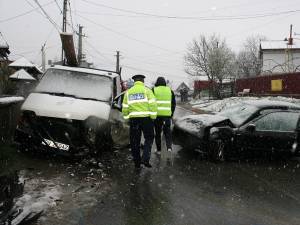 Impactul dintre cele două maşini a fost violent, şoferul BMW-ului suferind leziuni grave după ce s-a lovit cu capul de parbriz