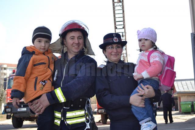 Pompierii ISU Suceava şi-au deschis porţile pentru mii de copii din tot judeţul