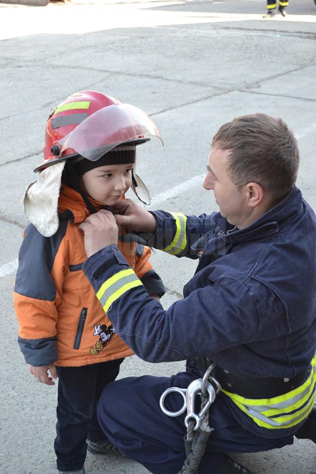 Pompierii ISU Suceava şi-au deschis porţile pentru mii de copii din tot judeţul