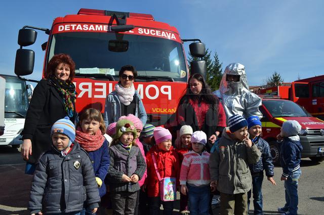 Pompierii ISU Suceava şi-au deschis porţile pentru mii de copii din tot judeţul