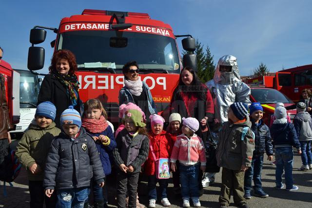 Pompierii ISU Suceava şi-au deschis porţile pentru mii de copii din tot judeţul