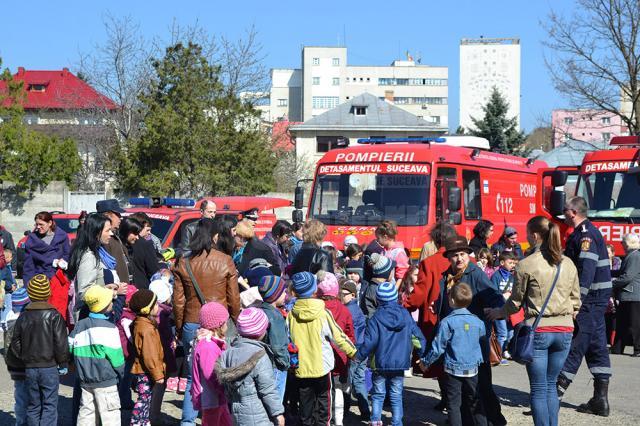 Pompierii ISU Suceava şi-au deschis porţile pentru mii de copii din tot judeţul