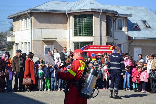 Pompierii ISU Suceava şi-au deschis porţile pentru mii de copii din tot judeţul