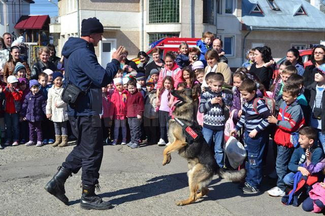 Pompierii ISU Suceava şi-au deschis porţile pentru mii de copii din tot judeţul