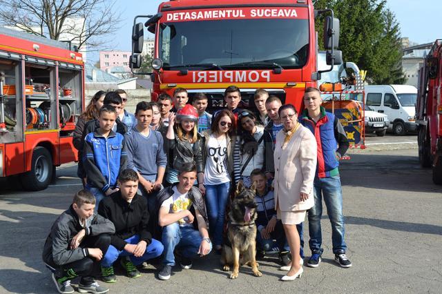 Pompierii ISU Suceava şi-au deschis porţile pentru mii de copii din tot judeţul