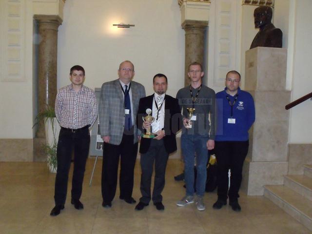 De la stânga la dreapta: Teodor Luchian (menţiune), Eugen Coca (mentor), Adrian Petrariu (antrenor), Eduard Grigoraş (premiul I) şi Ovidiu Timoficiuc (premiul III)